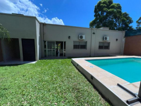 Moderna casa quinta con pileta frente al rio